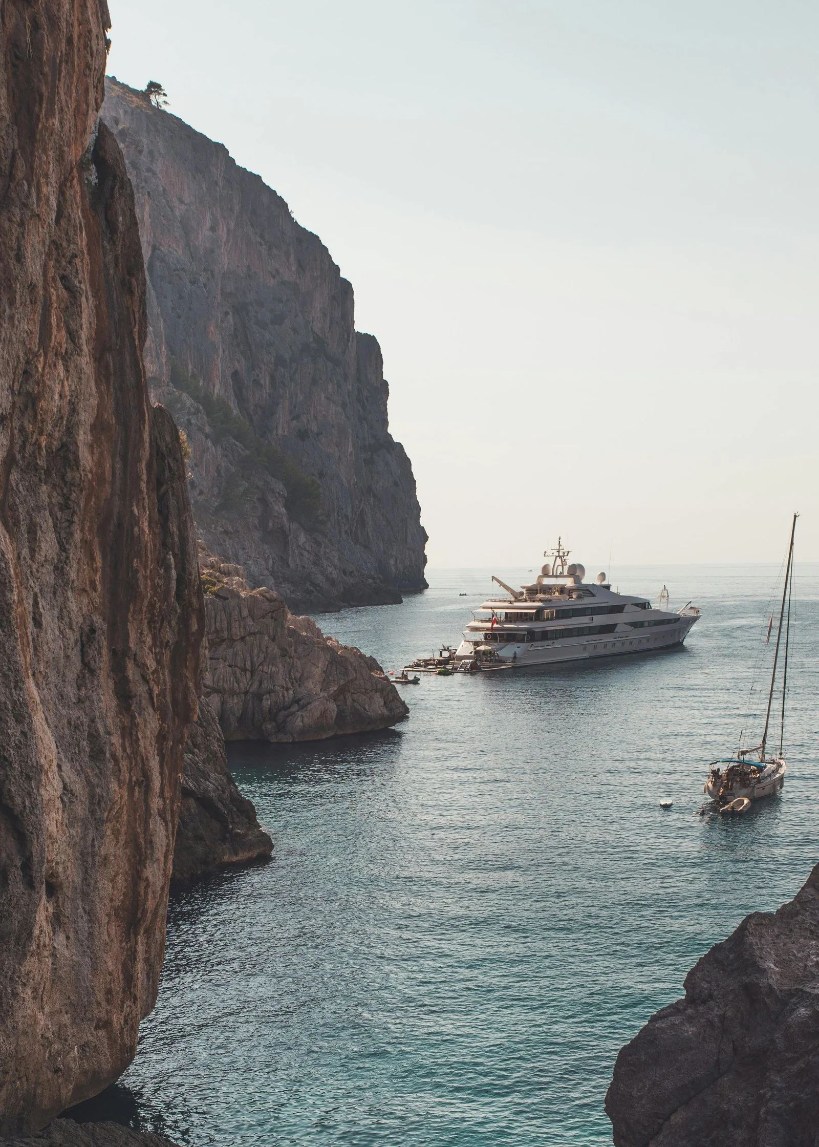 Yacht ancré dans une crique méditerranéenne